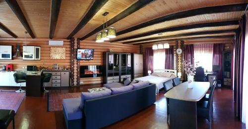 ein Wohnzimmer mit Sofas und ein Esszimmer in der Unterkunft Luxury apartments with pool and sauna in the Villa in Czernowitz