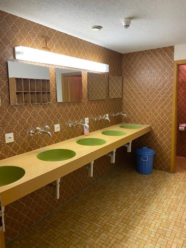 ein Badezimmer mit zwei Waschbecken und einem großen Spiegel in der Unterkunft Berghotel Gaffia in Wangs