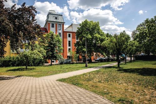 un camino de ladrillo delante de un gran edificio en Kellerův mlýn - Apartmán s vlastní garáží, Znojmo centrum en Znojmo