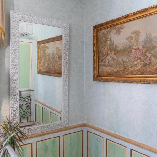 Cette chambre est dotée d'une peinture murale et d'un miroir. dans l'établissement Le Château de Mei Lese, à La Croix-Valmer