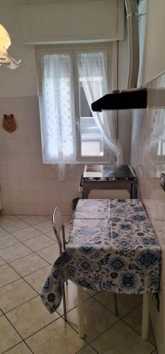 a small kitchen with a table and a window at Partenope in Levanto
