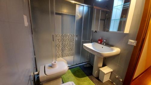 Bathroom sa Marconi Rooms – Porta Leoni