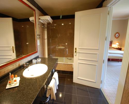 Ett badrum på Arcea Gran Hotel Pelayo