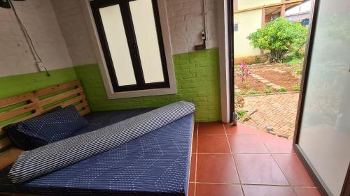 a bench sitting in a room with a window at Datani Mộc Châu Homestay in Làng Môn