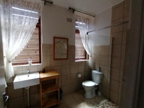 Bilik mandi di Aanhuizen Guest House