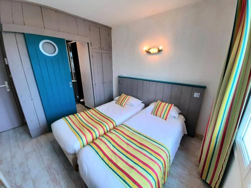 two beds sitting next to each other in a room at Hotel La Chaudrée in La Brée-les-Bains