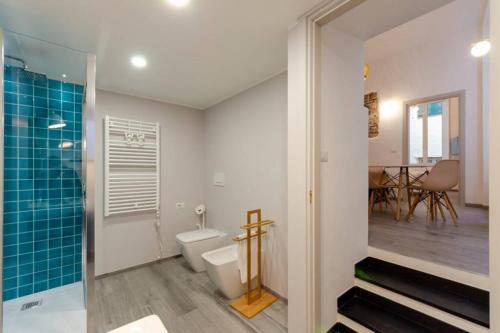 uma casa de banho com um WC e uma cabina de duche em vidro. em Castelli's Apartment for your holiday 12 em Gênova