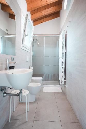 a bathroom with a sink and a toilet and a shower at Magrine Castelfranco Veneto in Castelfranco Veneto