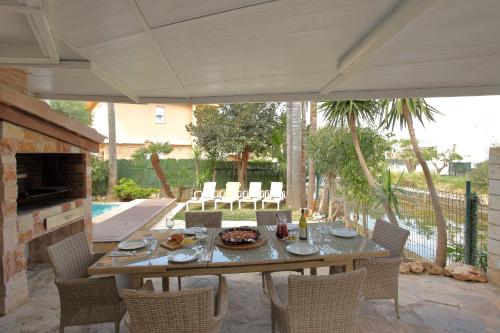 Tropical garden, villa with pool near the beach