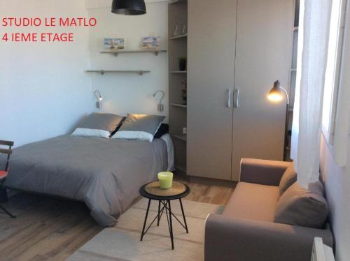 une chambre avec un lit, une table et un canapé dans l'établissement Les studios vue mer Le Matlo, à Dinard