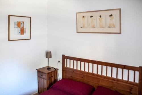 1 dormitorio con 1 cama y una foto de gatos en la pared en DUPLEX FRENTE A PISTAS en El Tarter