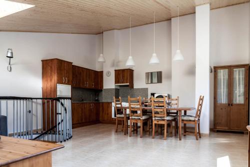 una cucina e una sala da pranzo con tavolo e sedie di DUPLEX FRENTE A PISTAS a El Tarter