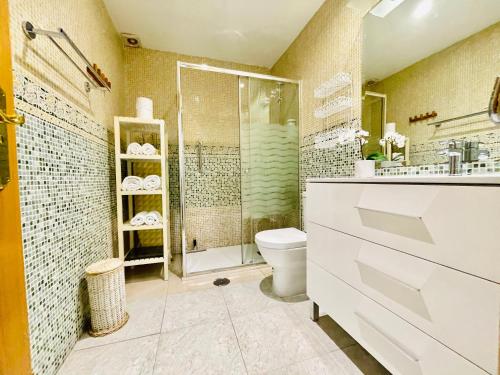 een badkamer met een toilet en een glazen douche bij Torremolinos:Appartement avec piscine et terrasse in Torremolinos