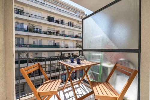- un balcon avec 2 chaises et une table dans l'établissement Comfortable 1 Bdr Downtown - AC & Parking, à Nice