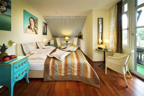 a bedroom with a bed and a desk and windows at PARK VILLA zentral am Mittelrhein Zimmer&Apartments Self check in Aparthotel in Boppard