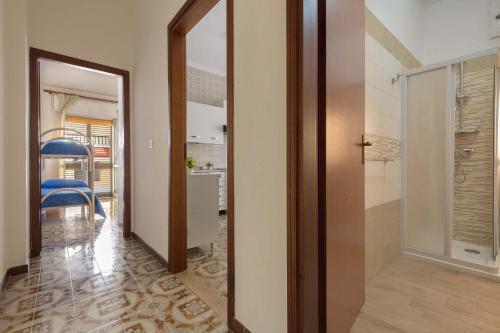 un corridoio con porta che conduce a una camera di Appartamento Sara by BarbarHouse a Gallipoli