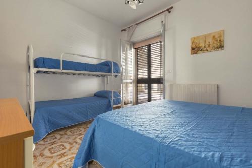 ガリポリにあるAppartamento Sara by BarbarHouseのベッドルーム1室(二段ベッド2台、窓付)が備わります。