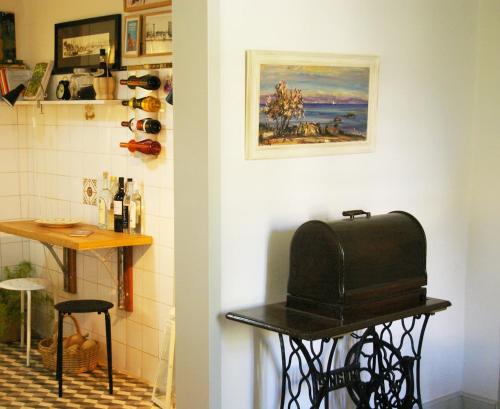 Garden House in Corfu في مدينة كورفو: غرفة مع طاولة مع قبعة على الحائط