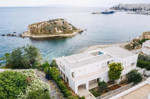 - une vue aérienne sur une maison blanche à côté de l'eau dans l'établissement BEDWAVE Seaside Mansion, au Pirée