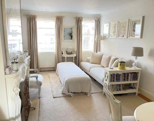 een woonkamer met een bank en een tafel bij Beautiful Lymington New Forest Getaway in Lymington