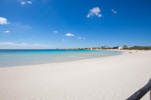 vistas a una playa con agua y cielo en Residence Kalura, en Porto Cesareo