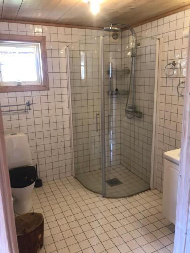 uma casa de banho com um chuveiro e um WC. em Sävekulla 207 "Brygghuset" em Älvsered
