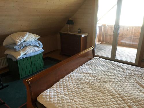 um quarto com uma cama, uma secretária e uma janela em Sävekulla 207 "Brygghuset" em Älvsered