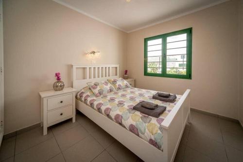een slaapkamer met een bed en een raam bij Bandama 15 2 Bedroom Ground Floor in Los Pocillos