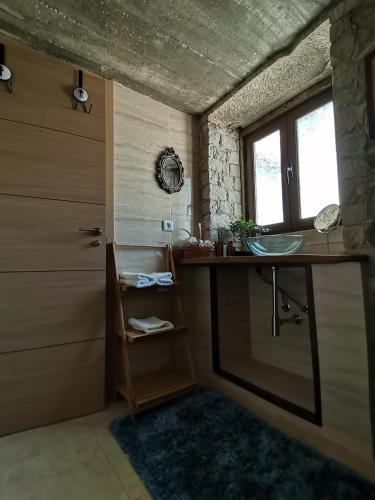 a bathroom with a sink and a mirror at Yasmine 212 in Ançã