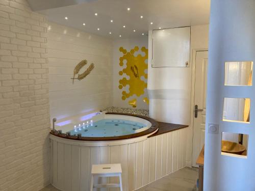 d'une salle de bains avec bain à remous dans la chambre dans l'établissement New Suite & SPA - Cannes Centre - Croisette, à Cannes