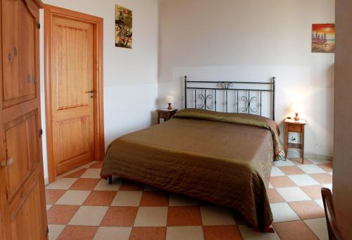 1 dormitorio con 1 cama y suelo a cuadros en il giardino sul mare B&B, en Riva Ligure