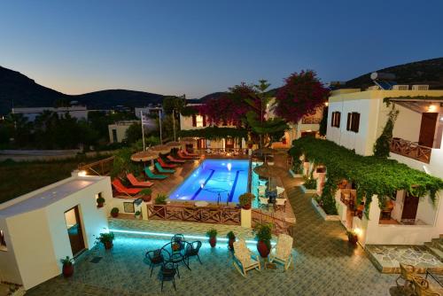 an overhead view of a swimming pool at night at Galissas Studios in Galissas