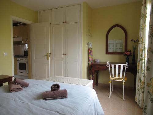 コラレホにあるCasa Sandra Oasis Tamarindoのベッドルーム1室(ベッド1台、タオル2枚付)