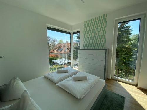 Dormitorio blanco con cama y ventana grande en #Brand New#Luxury Garden House in the Center# en Balatonfüred