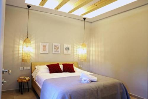 a bedroom with a bed with two towels on it at Havana 2 Luxury sea and pool in Gázion