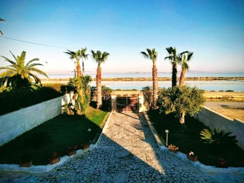 - une vue aérienne sur les palmiers et l'océan dans l'établissement Casita Spagnola, à Marsala