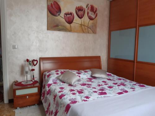 a bedroom with a bed and a painting on the wall at Sandra Camporosso in Camporosso