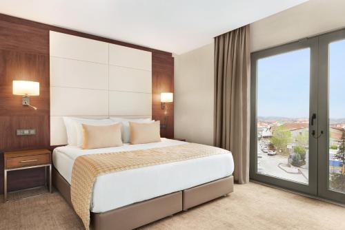 Postel nebo postele na pokoji v ubytování Ramada by Wyndham Isparta
