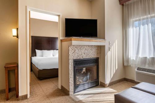 A television and/or entertainment centre at Comfort Inn & Suites