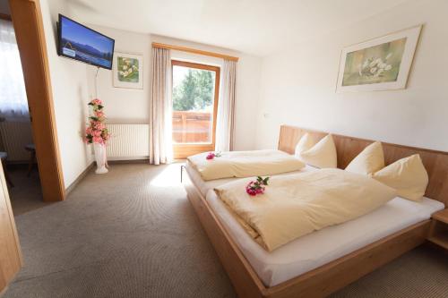 Una televisión o centro de entretenimiento en Apartmenthaus Kuchelberg