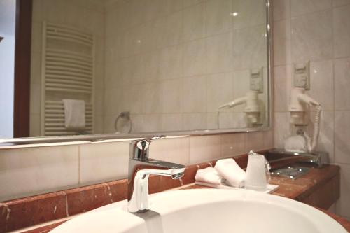 a bathroom with a sink and a mirror at Hotel Alter Packhof in Hannoversch Münden