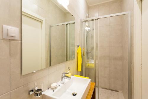 uma casa de banho com um lavatório e um chuveiro em Apartment Miško em Dubrovnik