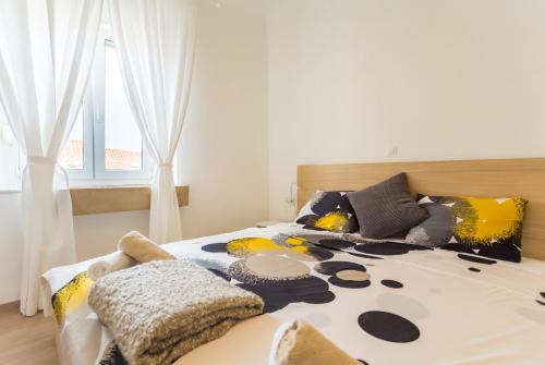 um quarto com uma cama grande e uma janela em Apartment Miško em Dubrovnik