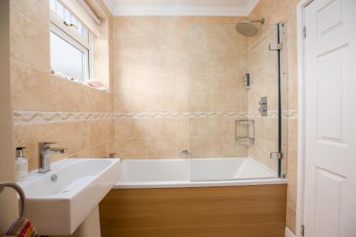 Ένα μπάνιο στο Chestnut Grove Bed And Breakfast