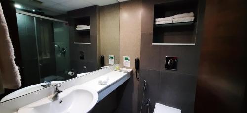 Kamar mandi di Hotel Kabani Regency