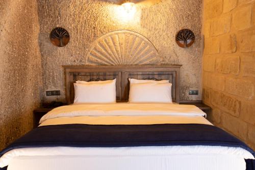 Una cama o camas en una habitación de Medusa Cave Hotel