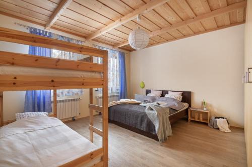 sypialnia z 2 łóżkami piętrowymi i dużym oknem w obiekcie Apartament Bystre w Zakopanem
