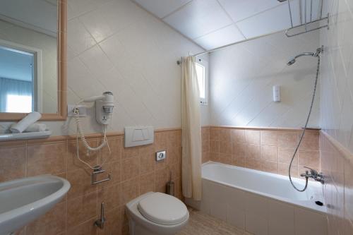 Um banheiro em HomeforGuest Apartamento con terraza y piscina en Corralejo