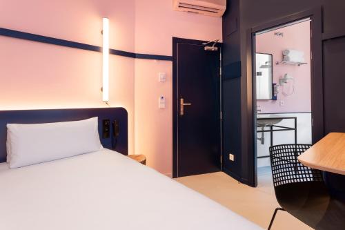 Ένα ή περισσότερα κρεβάτια σε δωμάτιο στο B&B HOTEL Madrid Centro Plaza Mayor