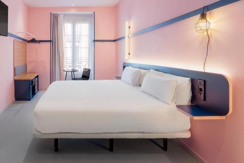 Ένα ή περισσότερα κρεβάτια σε δωμάτιο στο B&B HOTEL Madrid Centro Plaza Mayor